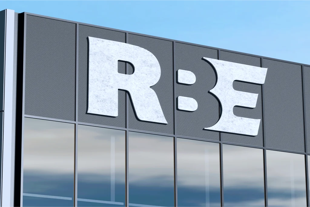 Логотип RBE на фасаде здания