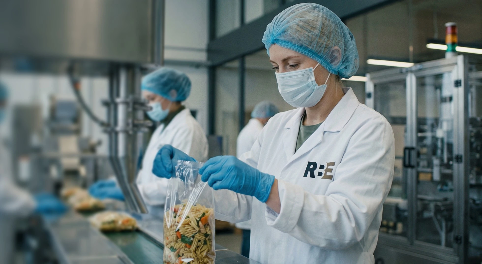 Сотрудница фабрики-кухни RBE фасует продукцию