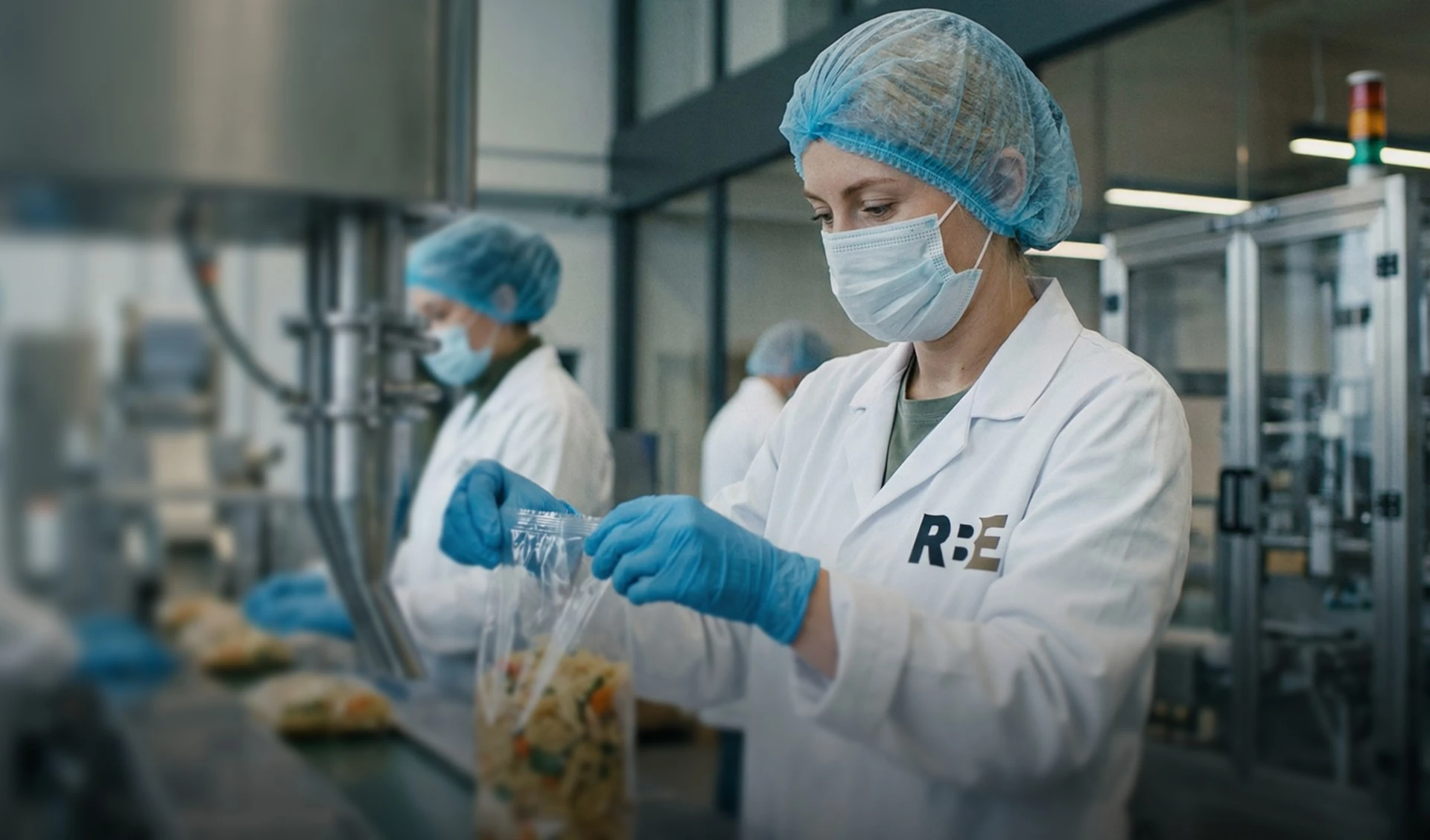 Сотрудница фабрики-кухни RBE фасует продукцию